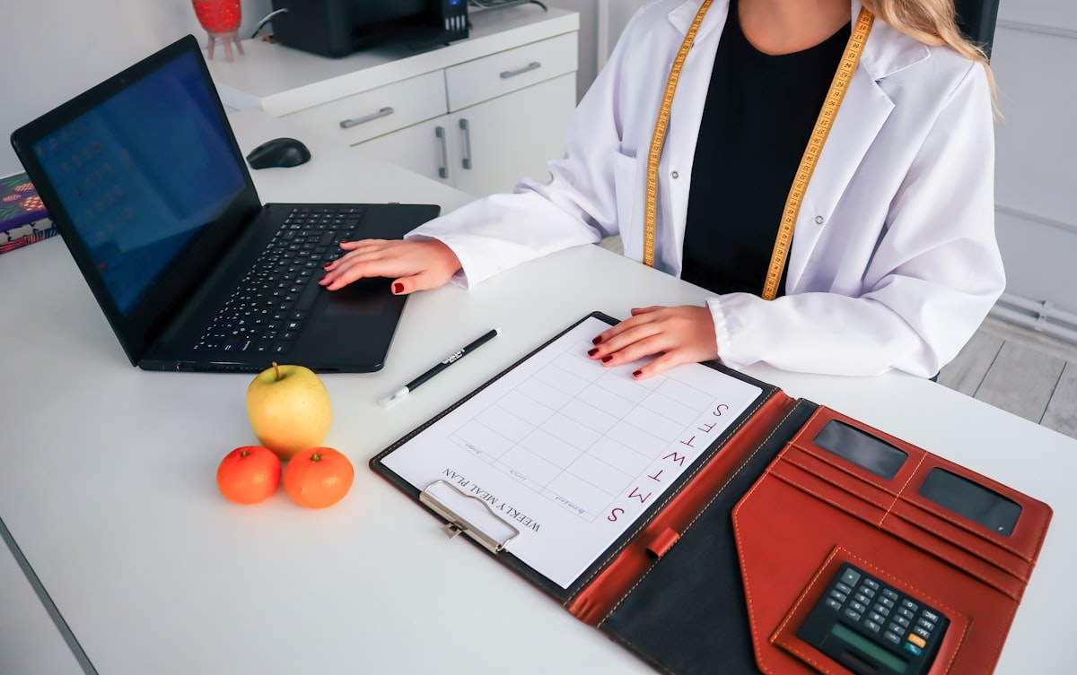 Nutrizionista professionista durante consultazione